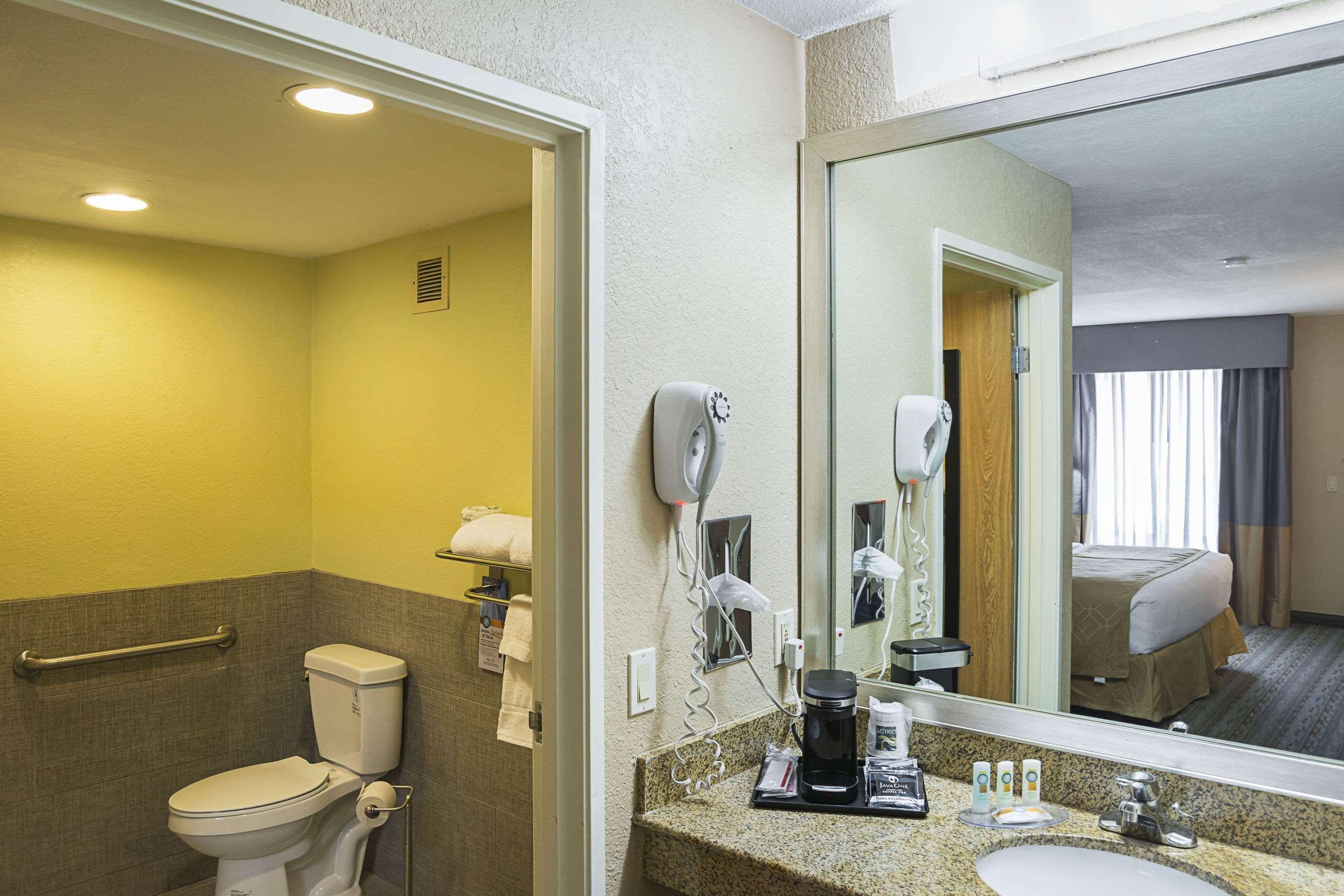 Quality Inn Phoenix North I-17 Exterior photo